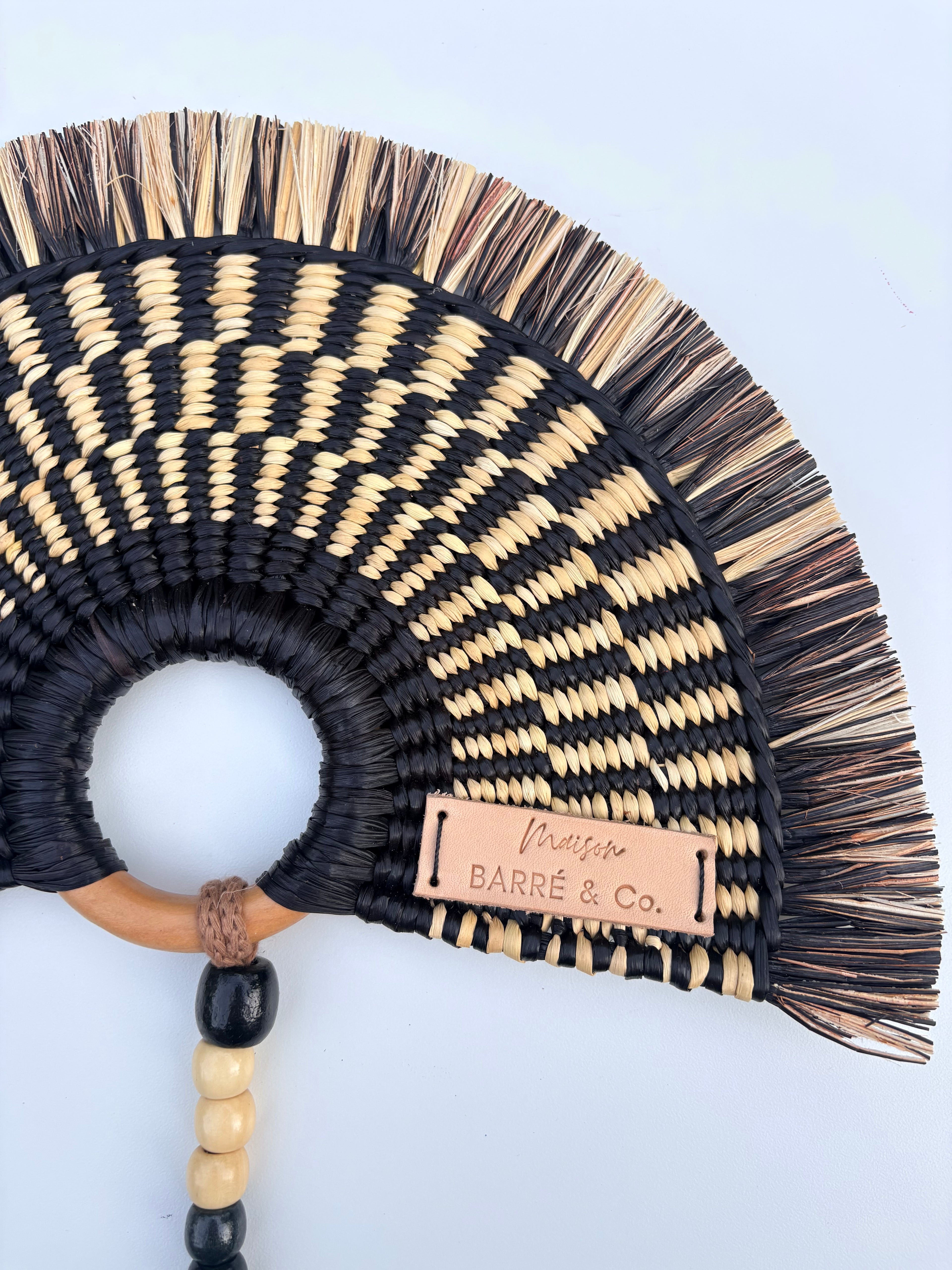 L'Arc Hand Fan with Medium Wooden Handle - Marbled Black & Natural